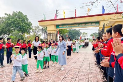 Các bé khối 5 tuổi Tham quan trường tiểu học “Nam Phong”