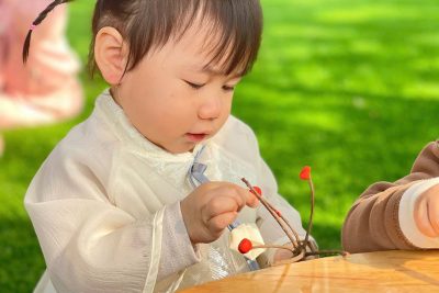 Bé hoạt động trải nghiệm trong lễ hội “Hoa trái mùa xuân”