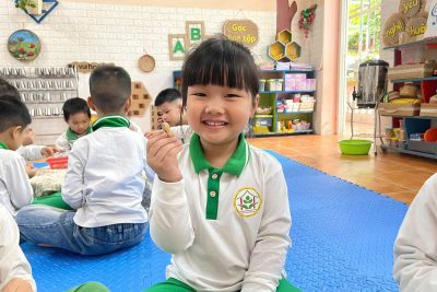 Bé yêu 5 tuổi với trải nghiệm “Bóc lạc”