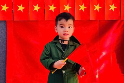 Bé chào mừng ngày 22/12