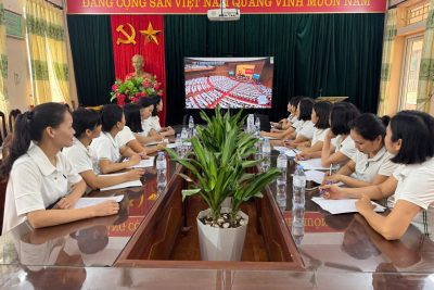 Cán bộ Đảng viên chi bộ số 10 học tập nghị quyết của Đảng